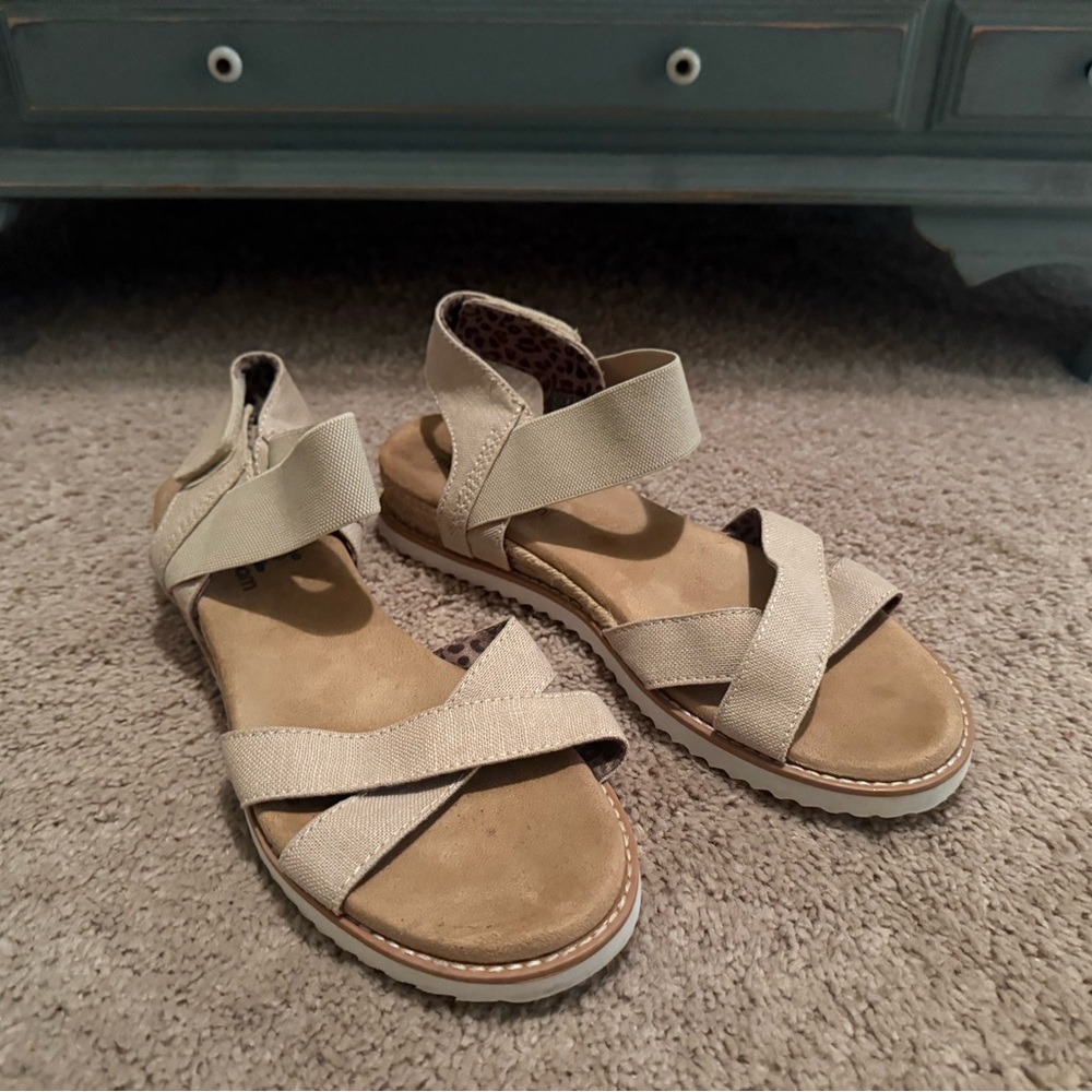 Bobs Women's Beige khaki Cross-Strap Sandals 8 memory foam